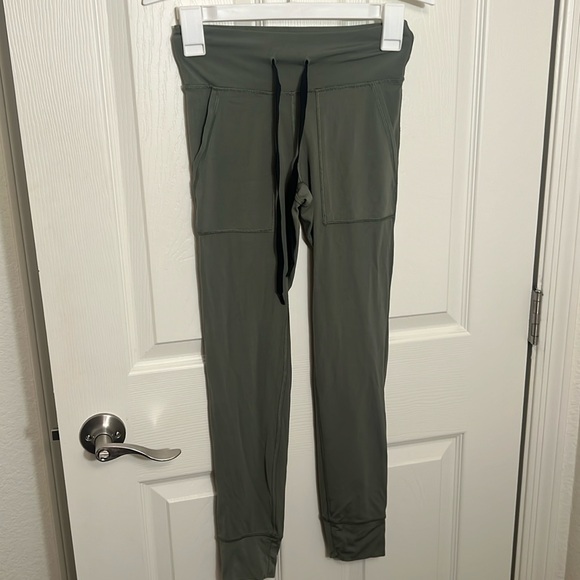 Aerie army green legging/workout pants with pockets and draw string - Picture 1 of 5
